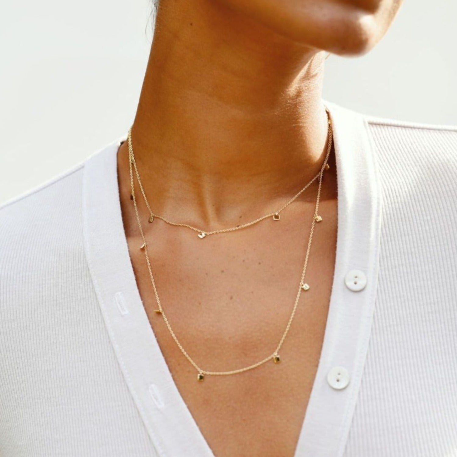 Cass Vintage Gold Large Long Pendant Necklace in Orange Banded Agate |  Kendra Scott